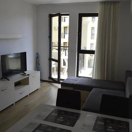 джули 1 Apartment *